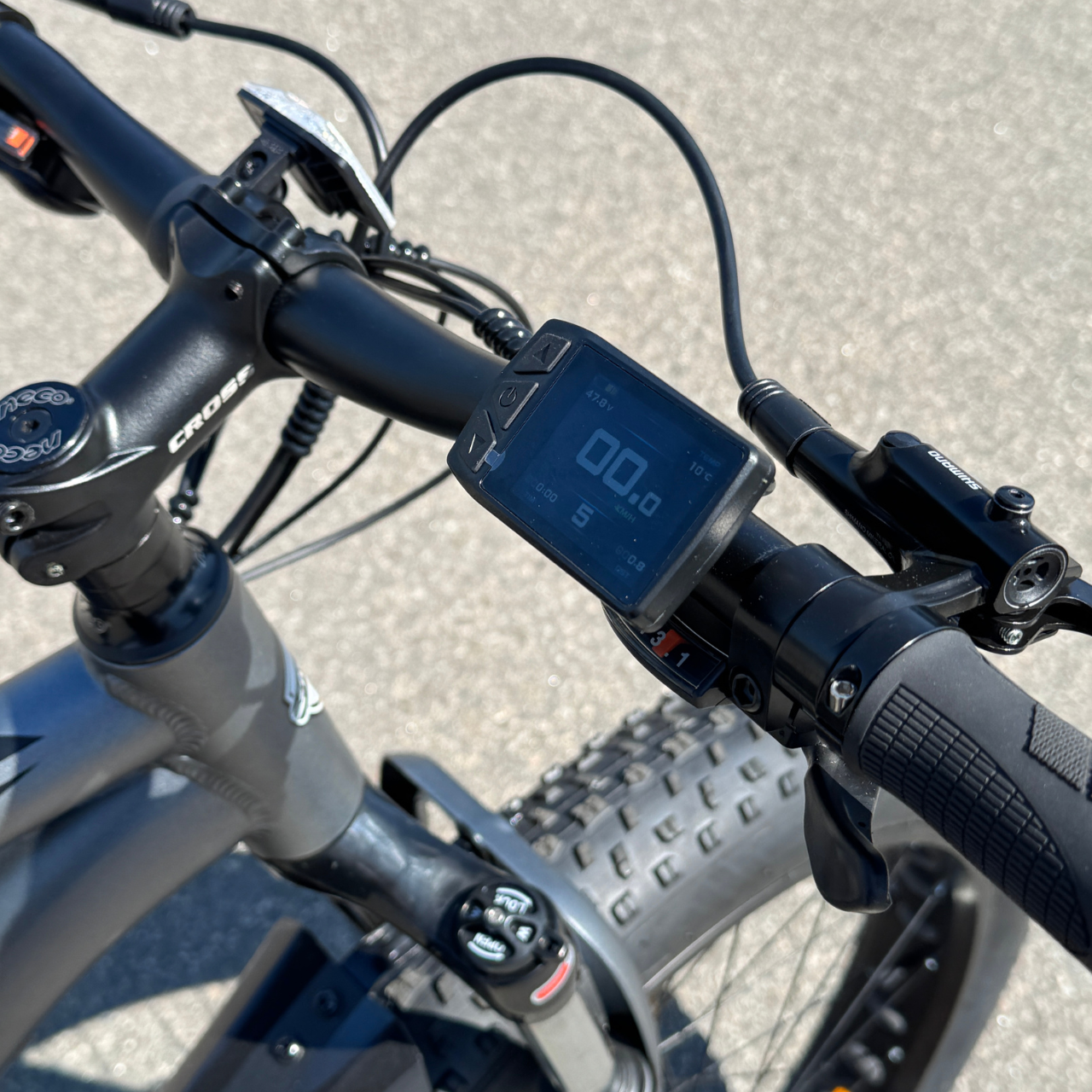 Велосипед з Е-комплектом 26x4,0" Crossover 2025 48 В 1200Вт MXUS 21 Ah/ до 65 км запас ходу/дисплей LSD-10/Pas-ассистент+круїз контроль - фото 3