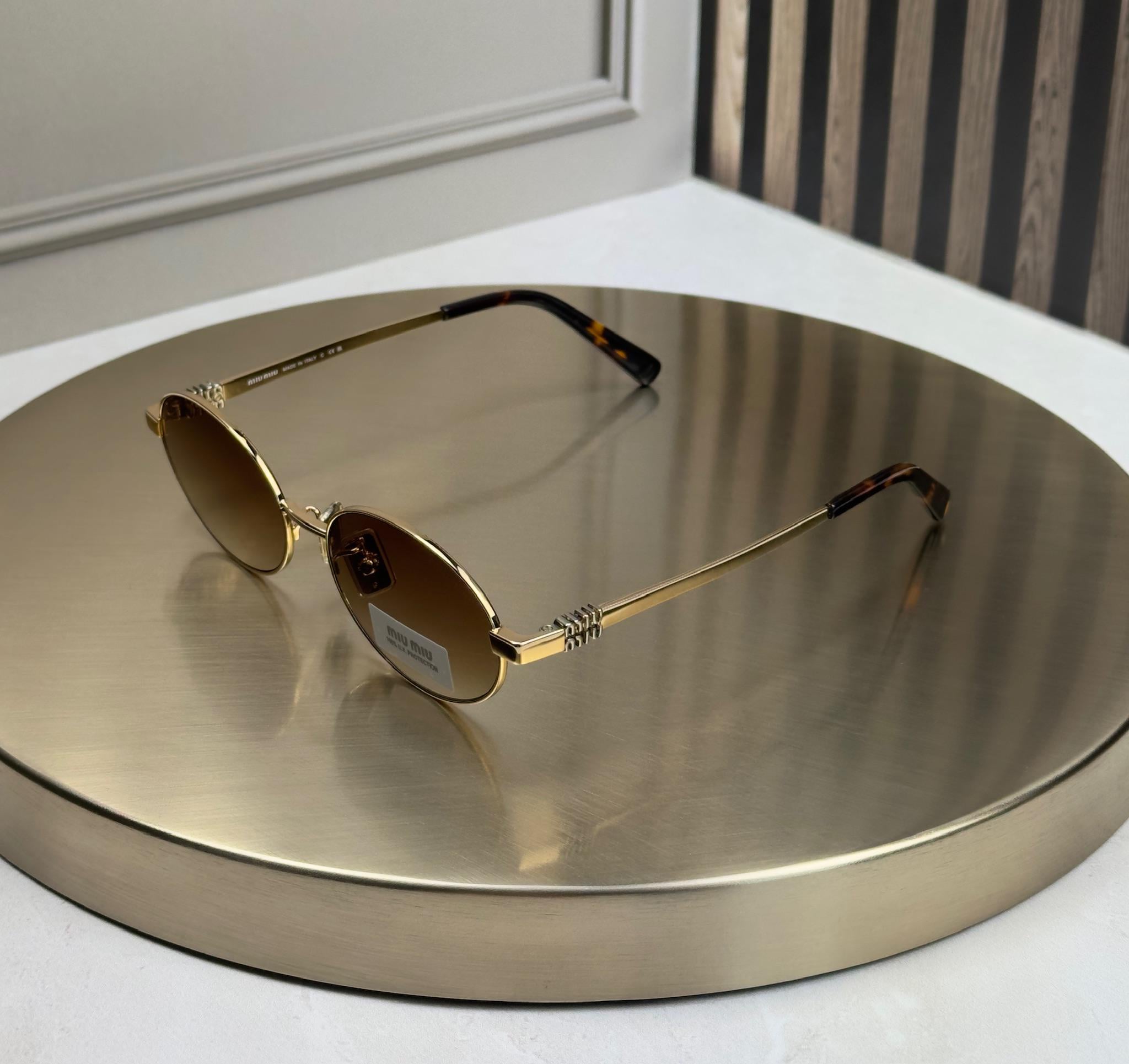 Солнцезащитные очки Miu Miu MU 50ZV овальные металлические с градиентом коричневая линза женские Золотой