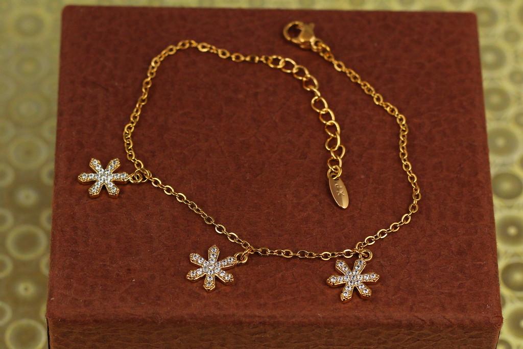 Браслет Xuping Jewelry с подвесками три цветочка 17 см удлинитель 3 см Золотистый (2312375407)