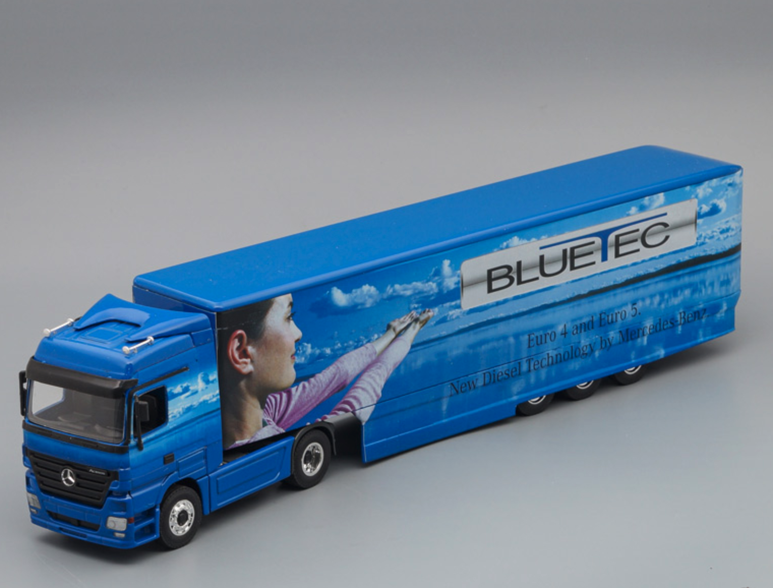 Модель автомобиля 1:43 Mercedes-Benz Actros MP2 Truck BlueTec Blue (B66000703)