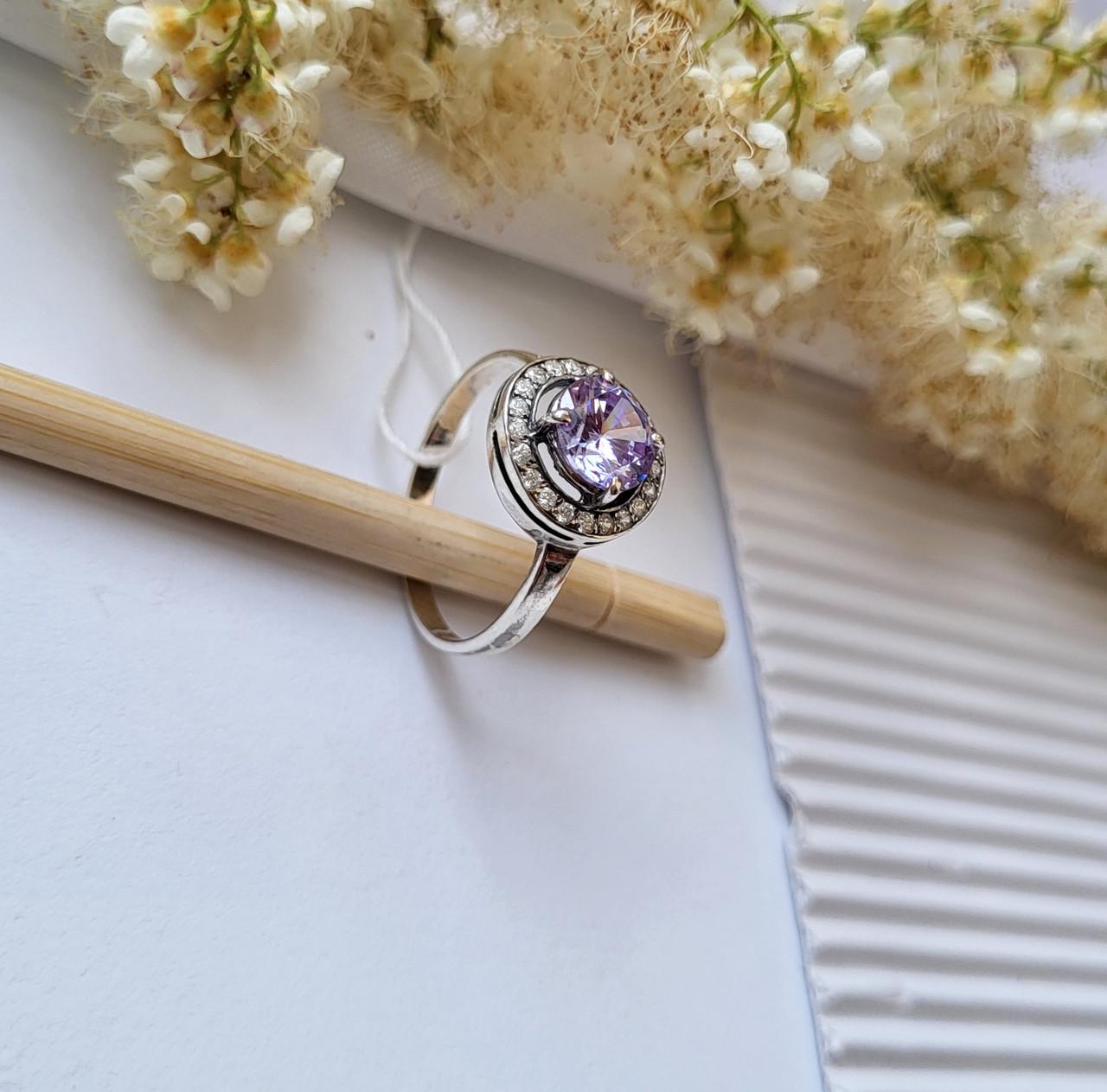 Кольцо женское вставка лаванда из серебра р. 18 925 проба 2,28 г (11090) Кольцо женское вставка лаванда из серебра р. 18 925 проба 2,28 г (11090)