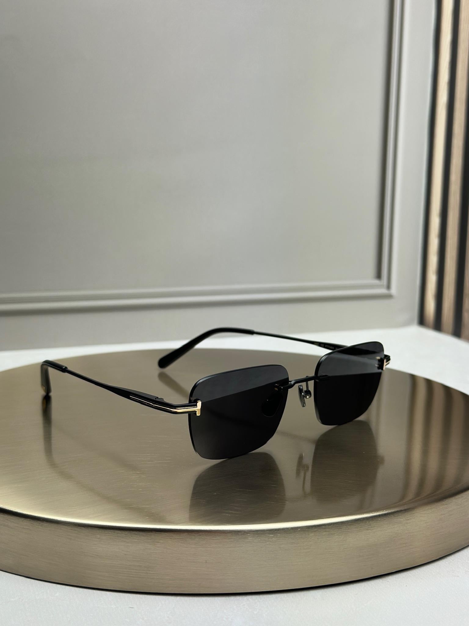 Солнцезащитные очки Tom Ford FT1354 безободочные прямоугольные темная линза унисекс Черный