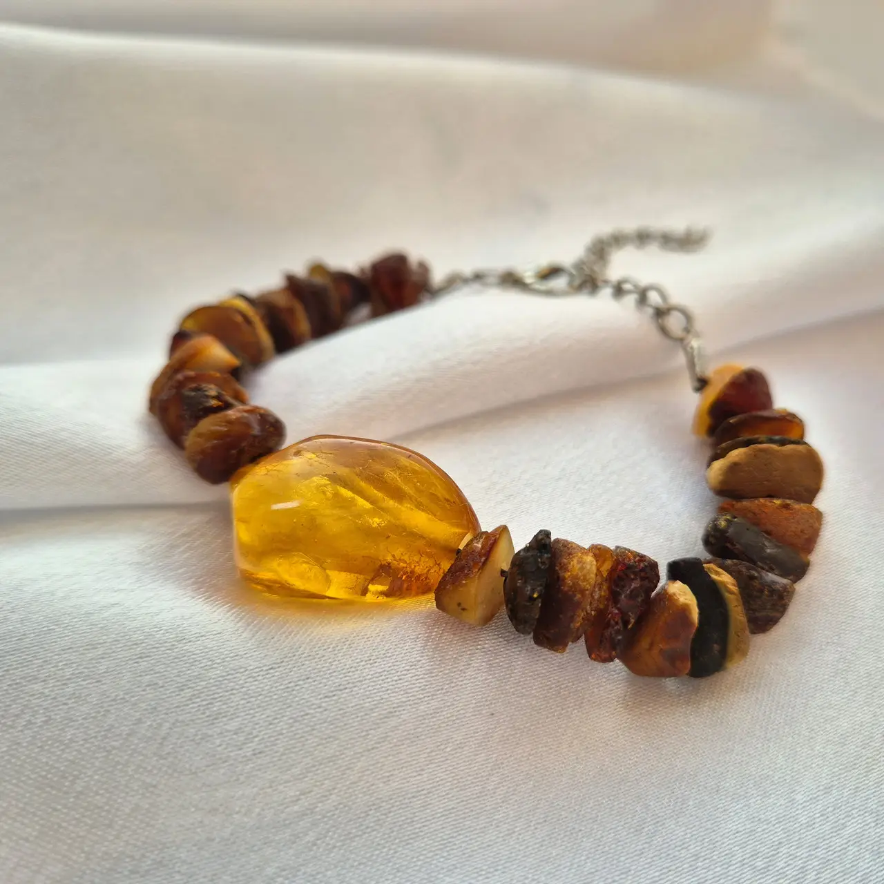 Браслет из натурального янтаря лечебный необработанный 17-22 см Медовый янтарь
