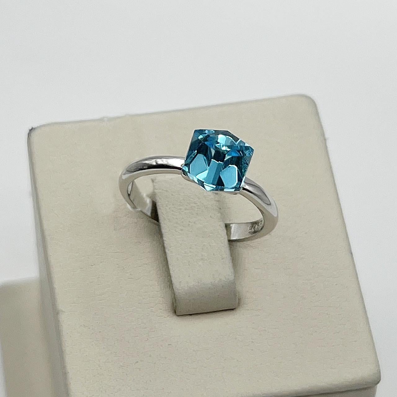Кольцо серебряное с кристаллом Swarovski р. 17 2,24 г (2570981037)