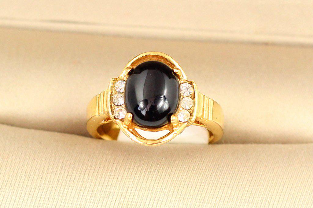 Кольцо Черный оникс с тремя цирконами р. 18 Золотистый (28833994)