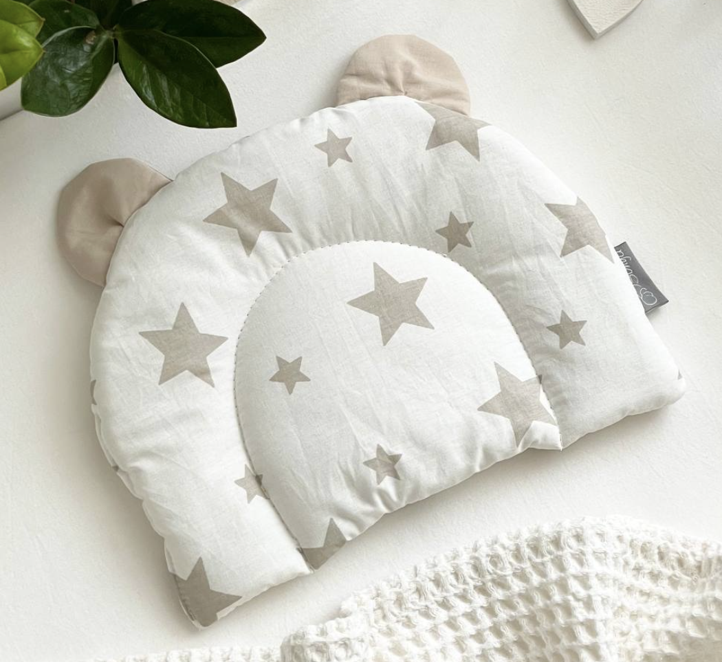 Подушка-позиционер с ушками детская с бежевыми звездочками 28х21 см Подушка-позиционер с ушками детская с бежевыми звездочками 28х21 см