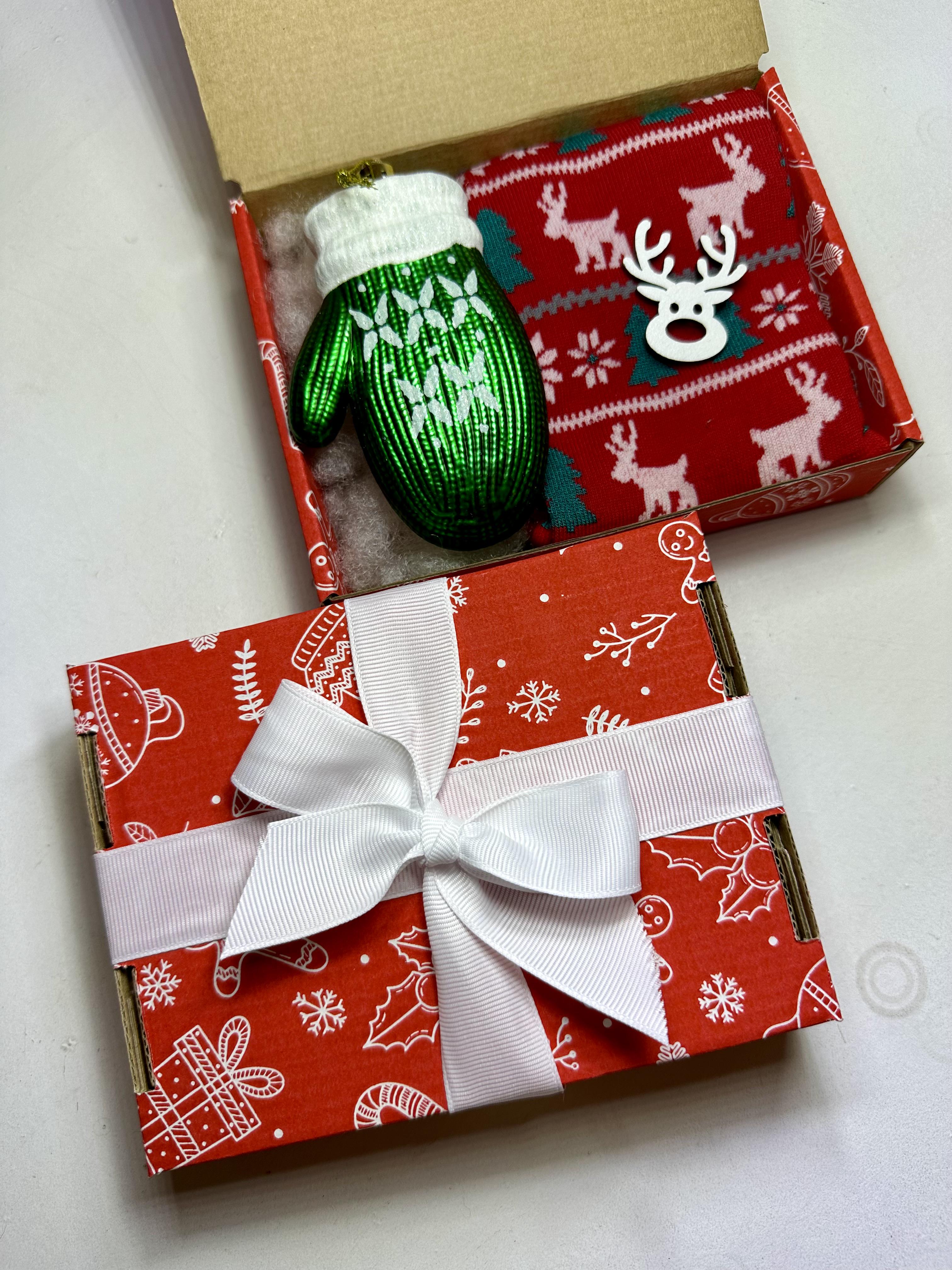 Подарунковий бокс з новорічними шкарпетками і іграшкою (13479892) - фото 6 Подарунковий бокс з новорічними шкарпетками і іграшкою (13479892) - фото 6