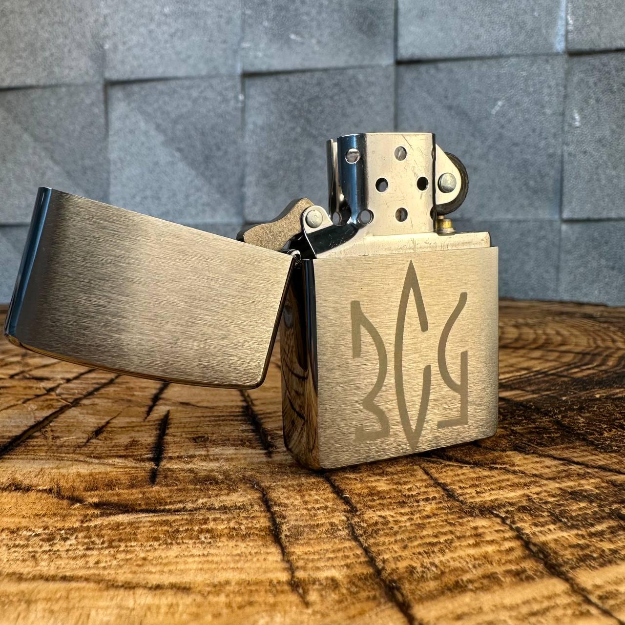 Запальничка бензинова ZIPPO 200 REG BRUSH FIN CHROME з гравіюванням ЗСУ - фото 3 Запальничка бензинова ZIPPO 200 REG BRUSH FIN CHROME з гравіюванням ЗСУ - фото 3