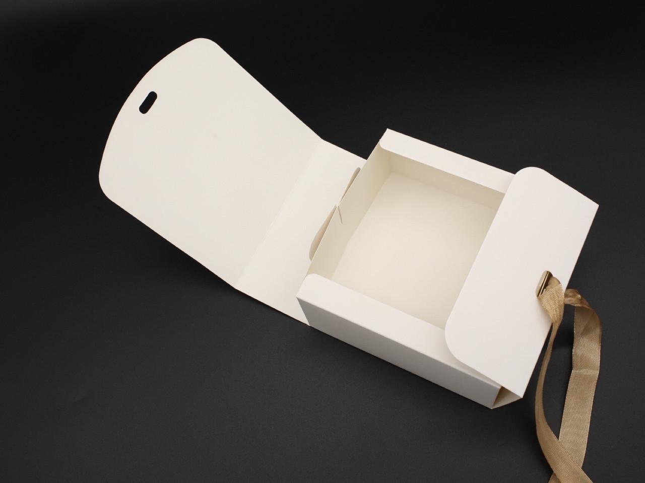 Коробка подарочная с ленточкой сборная с откидной крышкой 11,5х11,5х5 см Белый (OA-26) - фото 2 Коробка подарочная с ленточкой сборная с откидной крышкой 11,5х11,5х5 см Белый (OA-26) - фото 2