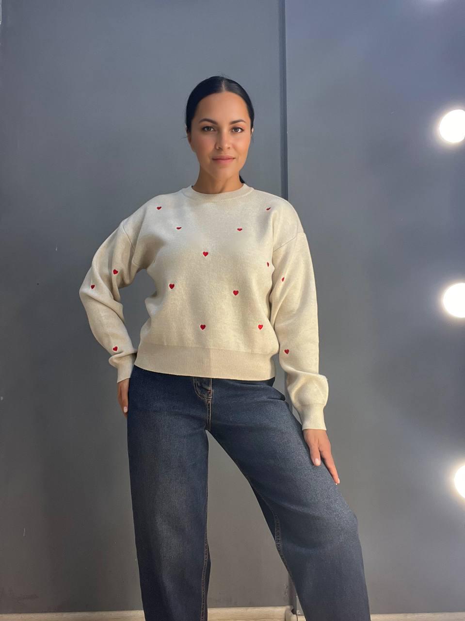 Свитер женский A-N 7075 широкий вышитые сердца OS Бежевый (2916) - фото 4