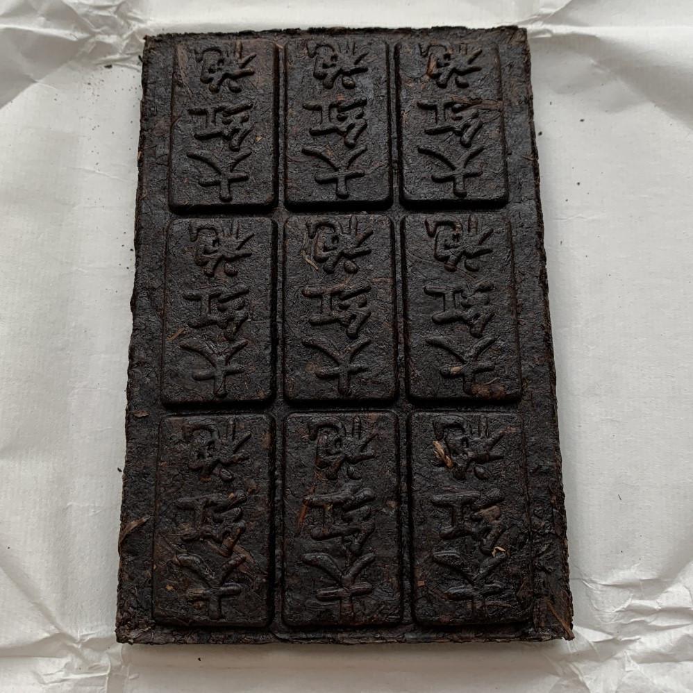 Чай прессованный Да Хун Пао из Уи плитка 100 г