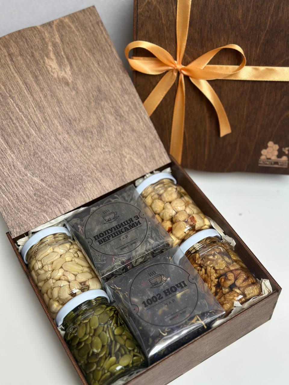 Подарунковий набір у фірмовій дерев'яній коробці горішки в меді акації 4 банки по 130 г та 2 чаї по 50 г