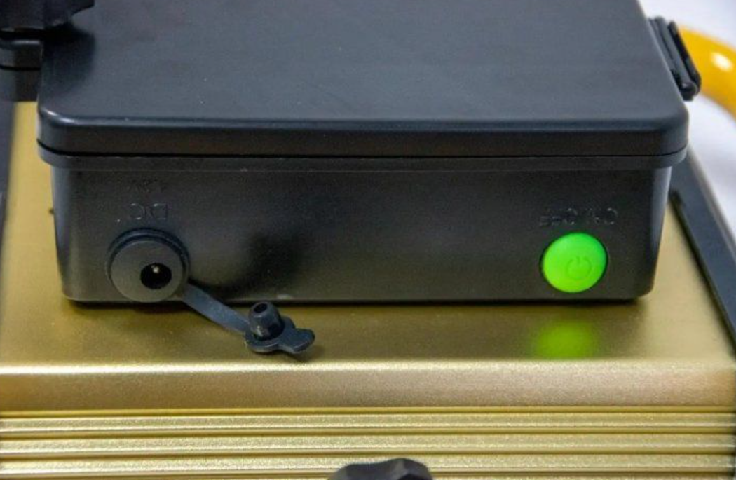 Прожектор-ліхтар UKC Flood Light 18650 LED 4 режими кріплення/5 акумуляторів 100 Вт Жовтий (22981456) - фото 11 Прожектор-ліхтар UKC Flood Light 18650 LED 4 режими кріплення/5 акумуляторів 100 Вт Жовтий (22981456) - фото 11