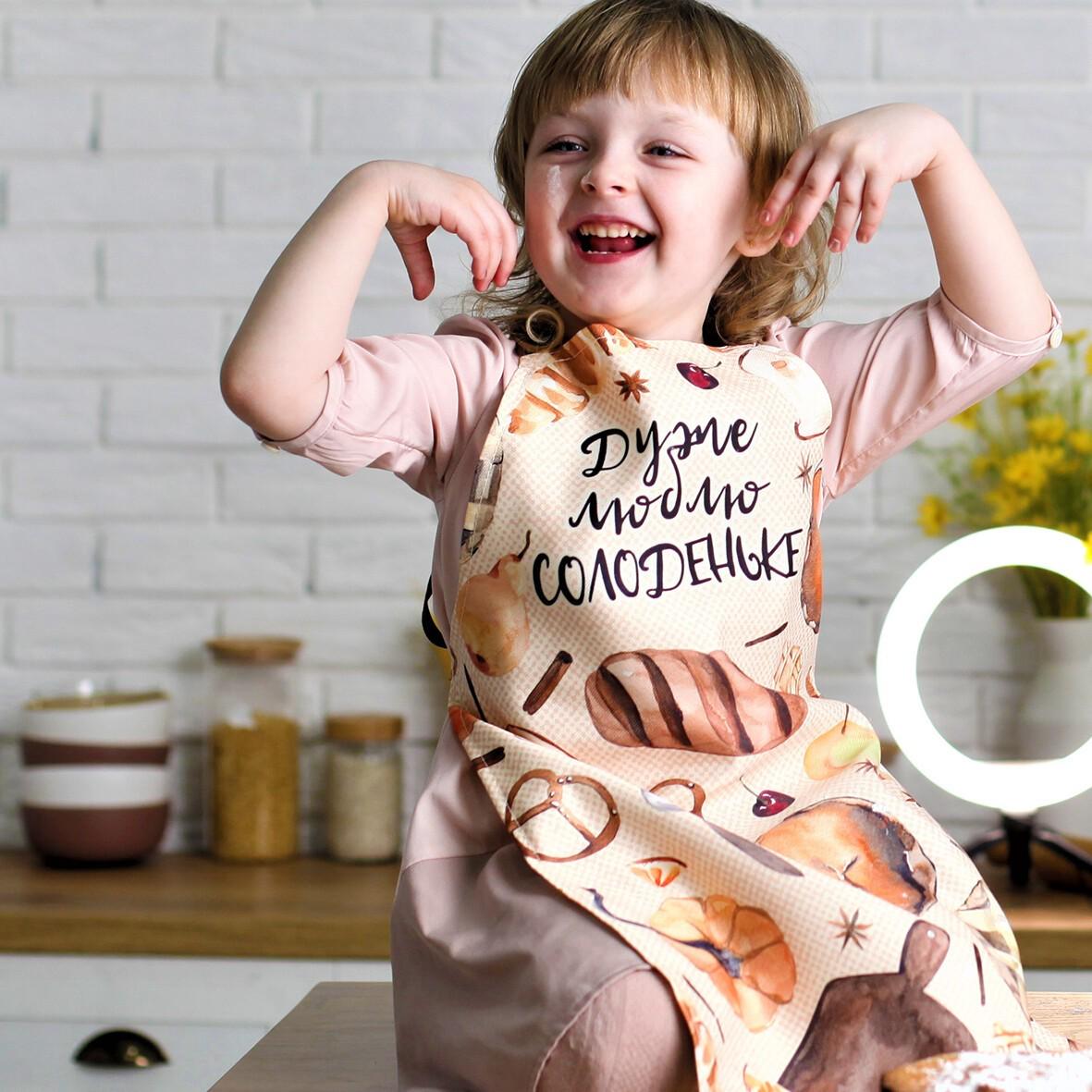 Фартук детский Сolorful "Дуже люблю солоденьке" 42х60 см (FRTCD_21A003) - фото 2 Фартук детский Сolorful "Дуже люблю солоденьке" 42х60 см (FRTCD_21A003) - фото 2