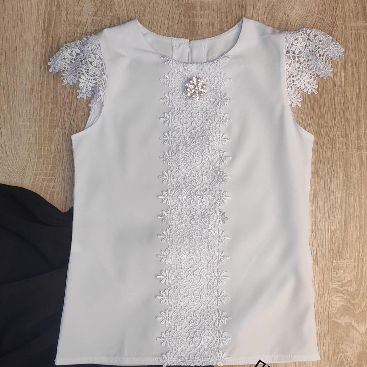 Блуза школьная с украшением и кружевом 140 см Белый (14684809)