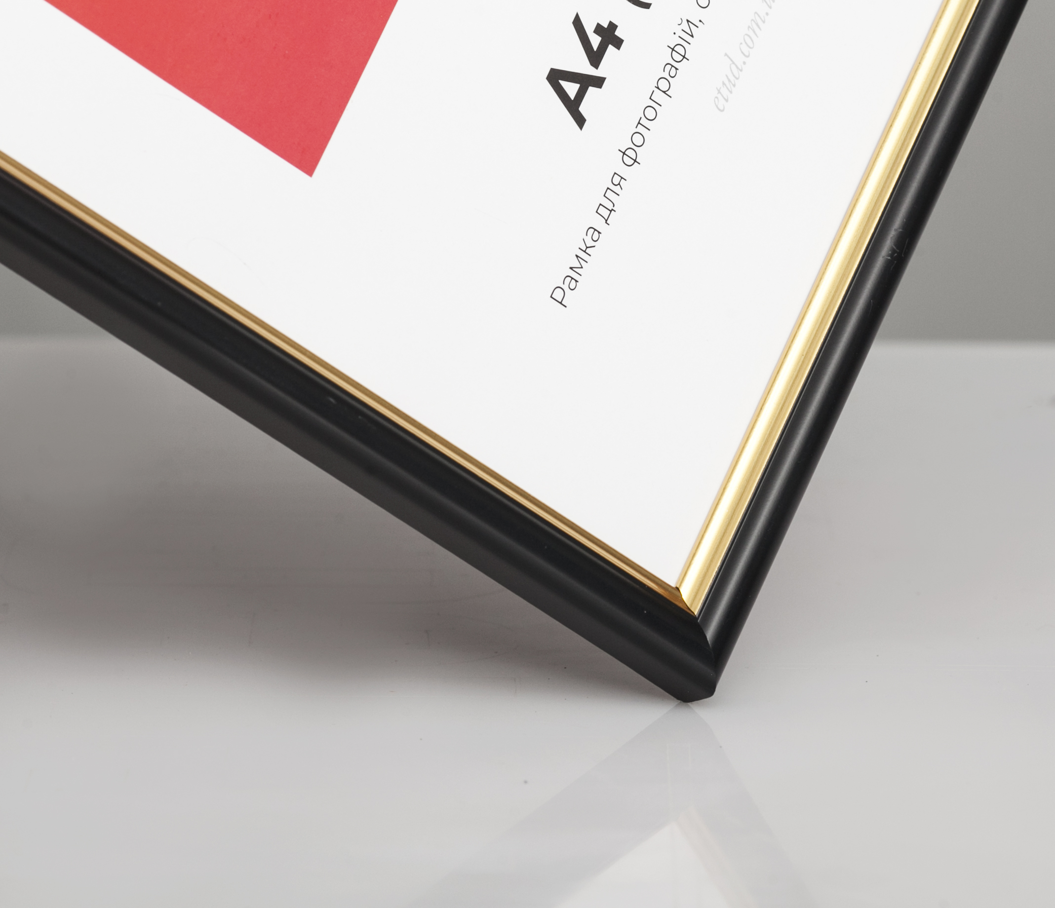 Фоторамка пластиковая 20x30 А4 со стеклом Черный с золотой вставкой (Багет 1415-101) - фото 2 Фоторамка пластиковая 20x30 А4 со стеклом Черный с золотой вставкой (Багет 1415-101) - фото 2