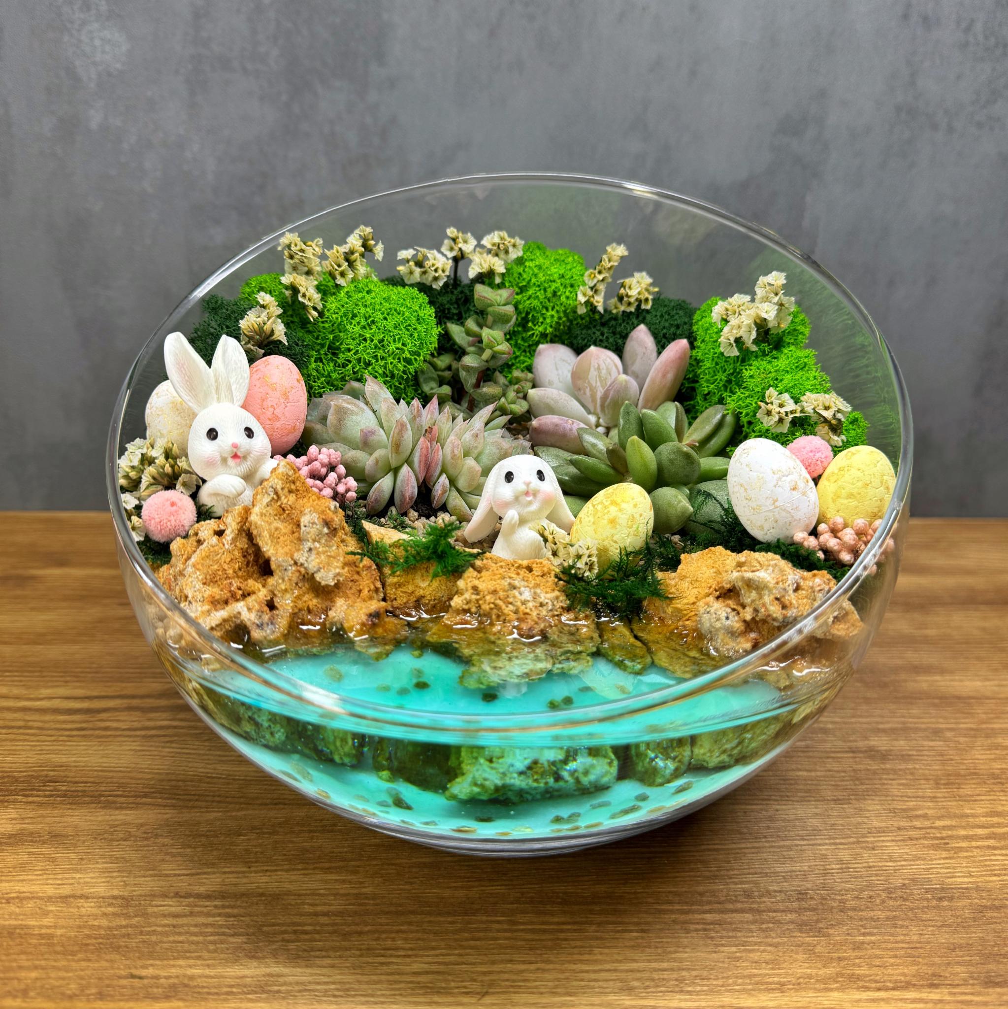 Флораріум пасхальний з сукулентами та імітацією водойми з кроликами D18 см Флораріум пасхальний з сукулентами та імітацією водойми з кроликами D18 см