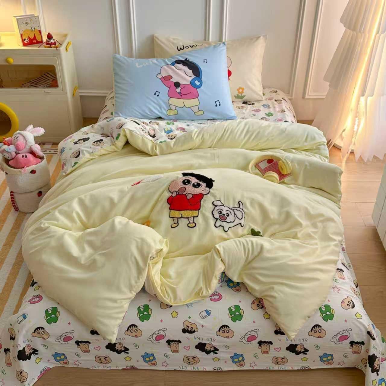 Детское постельное белье Colorful Home Фланель с махровой вышивкой Crayon Shin-chan полуторное 150х210 см Молочный с голубым