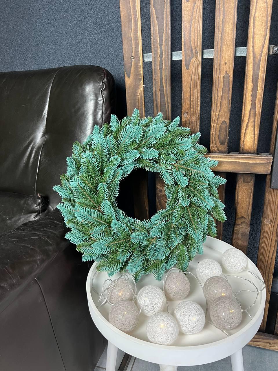 Новорічний вінок Канадський зі штучної хвої з блакитними кінчиками 40 см Зелений (YA678613)