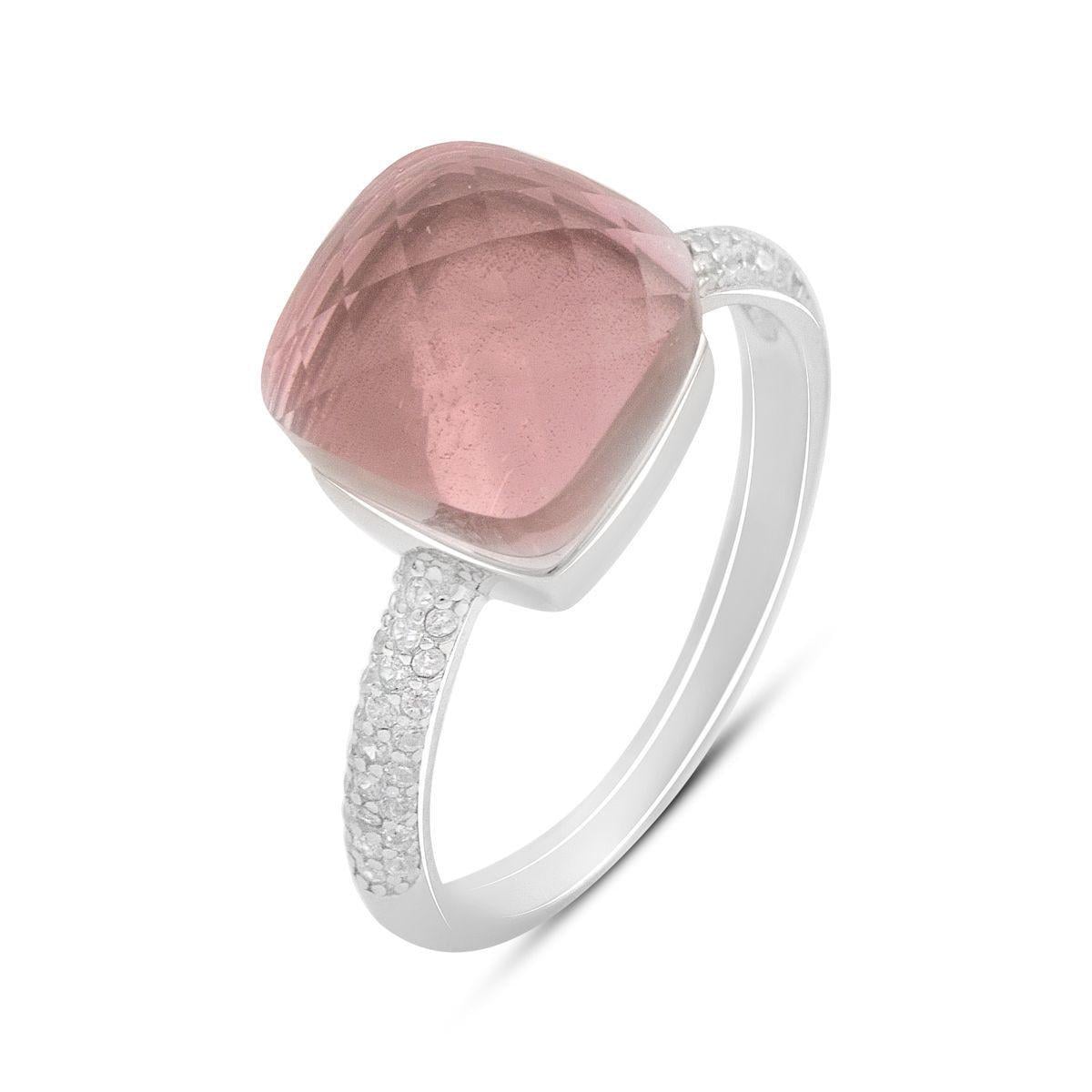 Кольцо серебряное с фианитом подушкообразной формы в гладкой оправе с дорожкой вставок р. 18