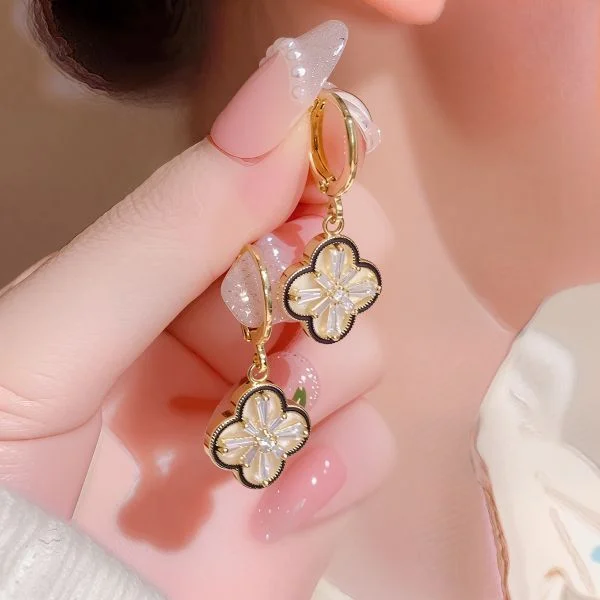 Серьги в виде цветка клевера 2 шт. 3,2x1,5 см (Q00695) - фото 7 Серьги в виде цветка клевера 2 шт. 3,2x1,5 см (Q00695) - фото 7