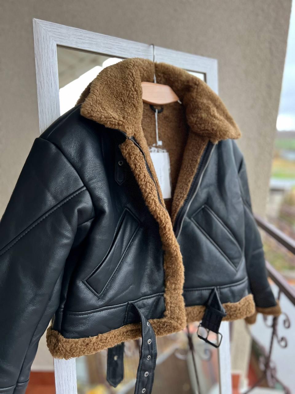 Дубленка женская Aftf Basic 2437 короткая авиатор на молнии с коричневым мехом экокожа M Черный (3127) - фото 2