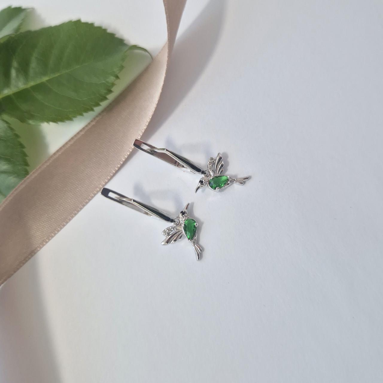 Сережки з підвіскою колібрі із зеленими каменями срібло 925 проби родоване 2,20 г (5000135р)