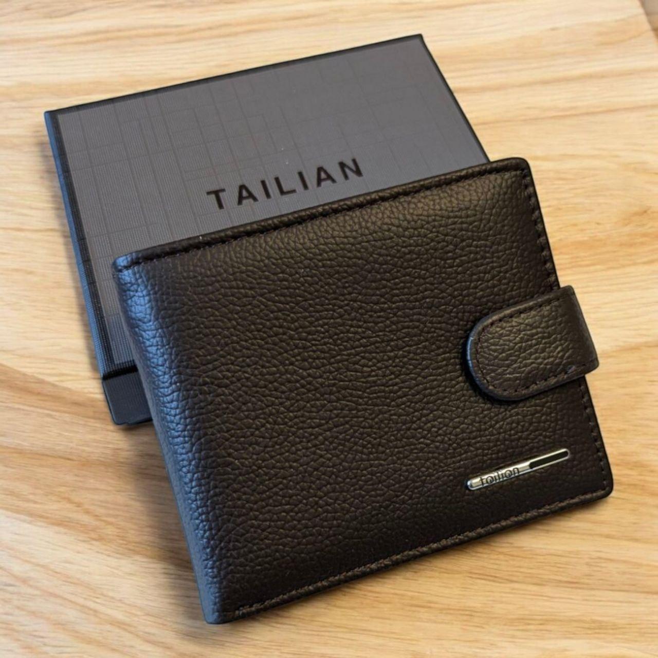 Кошелек мужской кожаный горизонтальный портмоне на кнопке TAILIAN 12х10 см Черный (Т-120Д ) Кошелек мужской кожаный горизонтальный портмоне на кнопке TAILIAN 12х10 см Черный (Т-120Д )
