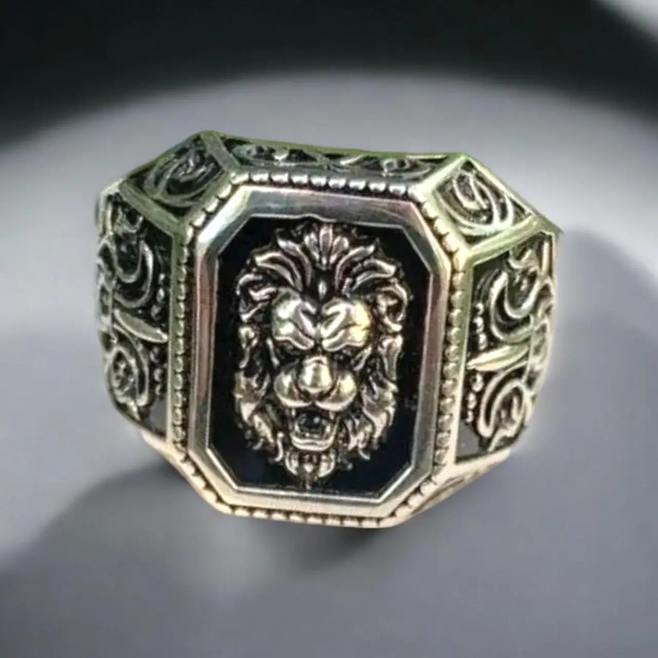 Перстень серебряный мужской Лев р. 22,5 (25775102)