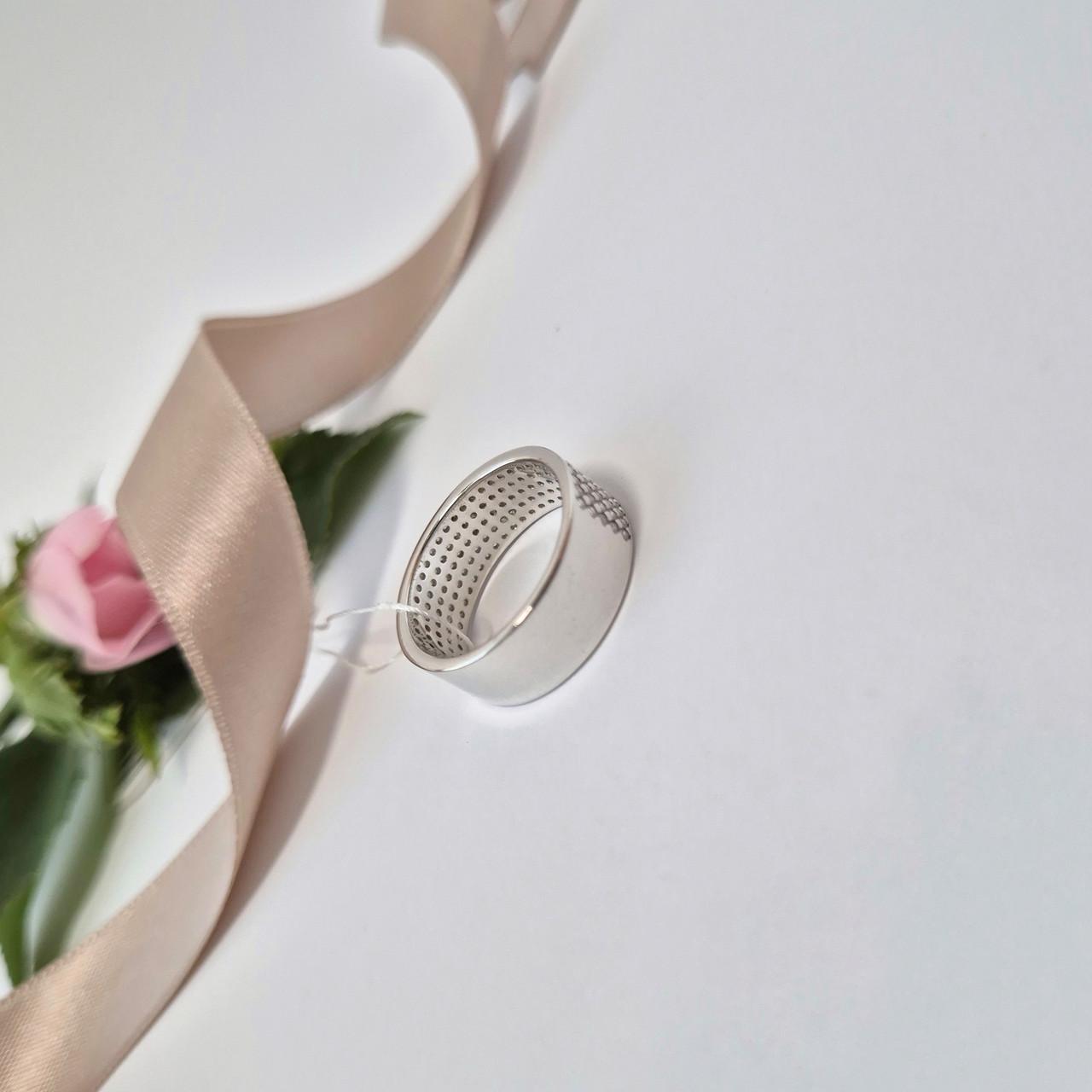 Каблучка доріжка широка з білими каменями срібло 925 проби родоване 4,71 г р. 17 (лк0116рк) - фото 3 Каблучка доріжка широка з білими каменями срібло 925 проби родоване 4,71 г р. 17 (лк0116рк) - фото 3