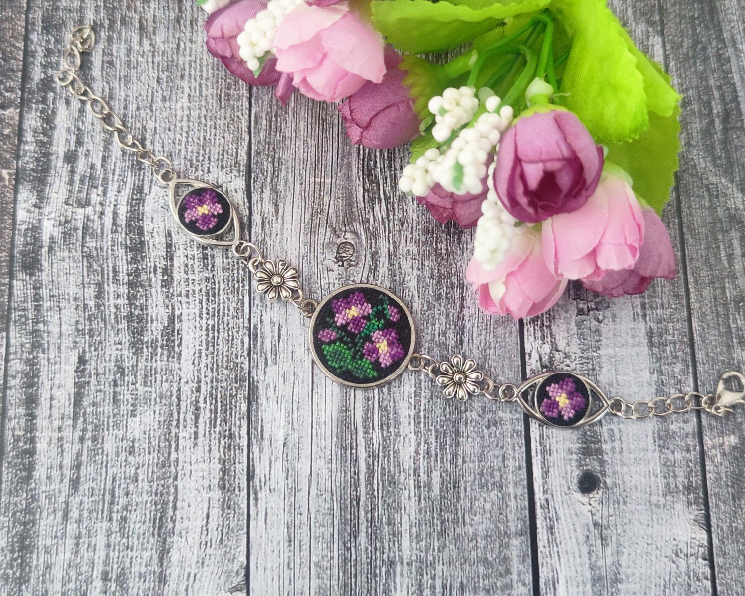 Браслет с вышивкой Лесная фиалка