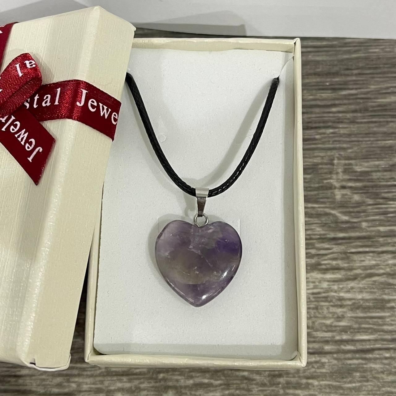 Кулон з натуральним каменем аметист фіолетовий на шнурку екошелк у формі серця 19 мм (2035275893)