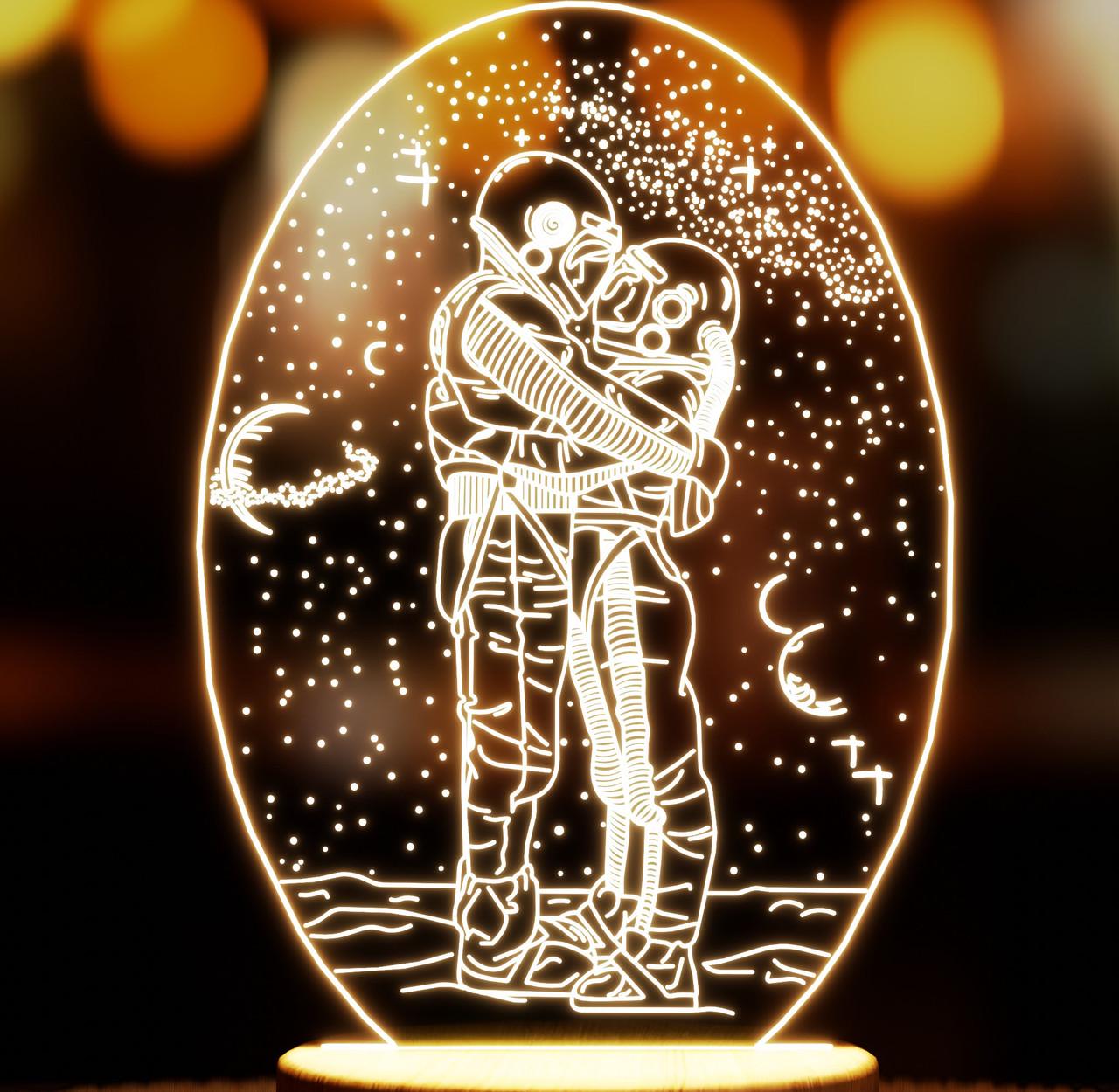 Ночник-светильник Lampic Космонавты обнимаются USB дерево/акрил 15х24 см Желтый (32377324)