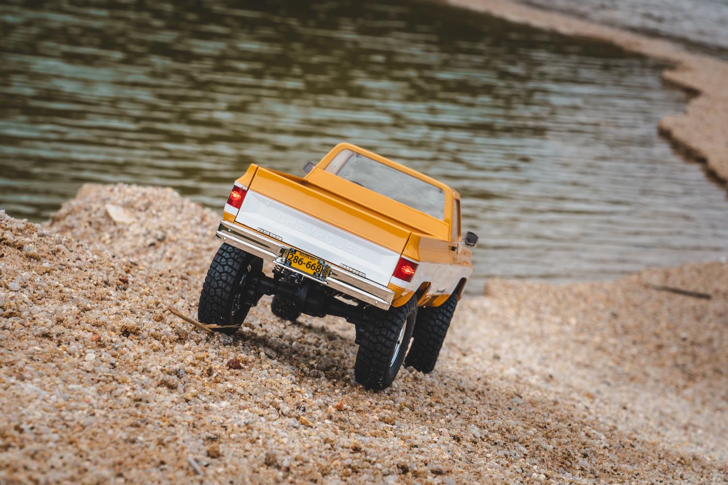 Машинка на радиоуправлении FMS 1:18 Chevrolet K10 RTR Желтый - фото 6 Машинка на радиоуправлении FMS 1:18 Chevrolet K10 RTR Желтый - фото 6