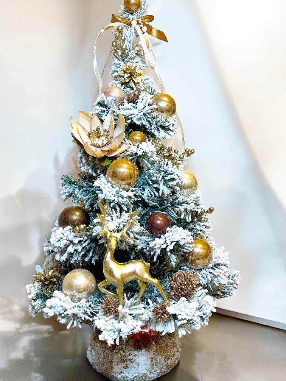 Искусственная елка заснеженная Зимняя гармония 60 см с гирляндой Звезды 2 м и декором Бежево-коричневый (20249774002)