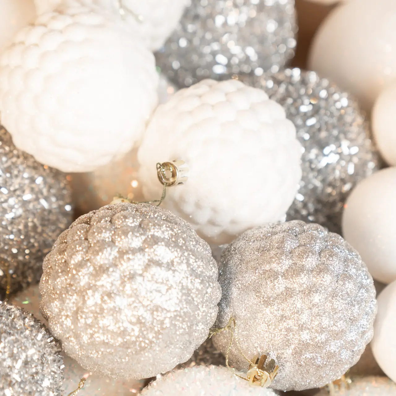 Набор новогодних блестящих украшений Созвездие на елку 40 шаров Серебристый/Белый (77941537) - фото 3 Набор новогодних блестящих украшений Созвездие на елку 40 шаров Серебристый/Белый (77941537) - фото 3