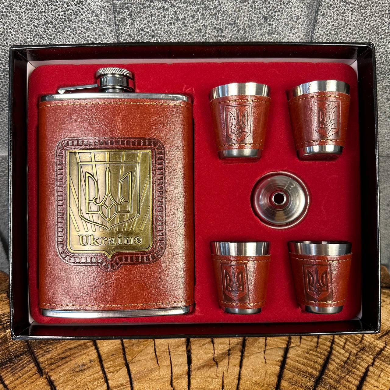 Набор фляга для алкоголя и 4 рюмки с гербом в подарочной коробке (61036) Набор фляга для алкоголя и 4 рюмки с гербом в подарочной коробке (61036)