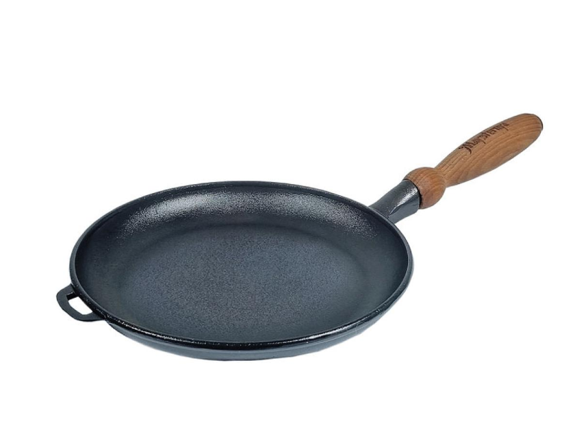 Сковорода млинцева Maysternya чавунна 24х2,5 см з дерев'яною ручкою (Т301) Сковорода млинцева Maysternya чавунна 24х2,5 см з дерев'яною ручкою (Т301)