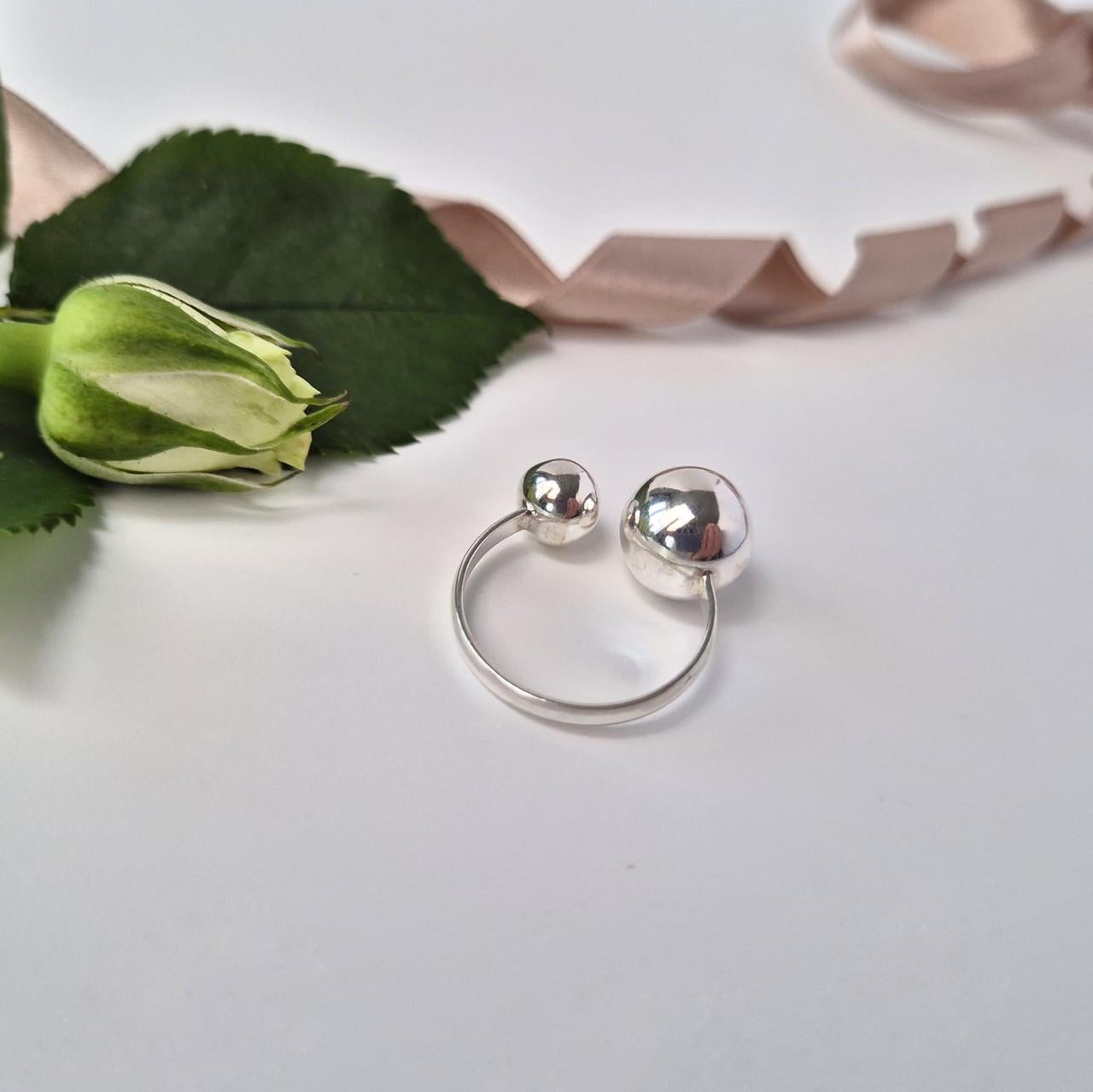 Кольцо два шарика серебро 925 пробы 3,40 г р. 19,5 (400088)