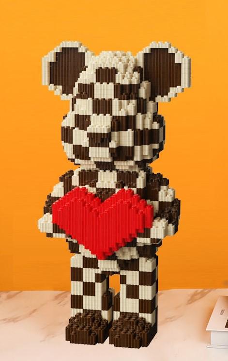 Конструктор Magic Blocks 3D Bearbrick Мишка с сердцем шахматный 30 см/1580 дет. (1000-ZB-607) - фото 2 Конструктор Magic Blocks 3D Bearbrick Мишка с сердцем шахматный 30 см/1580 дет. (1000-ZB-607) - фото 2