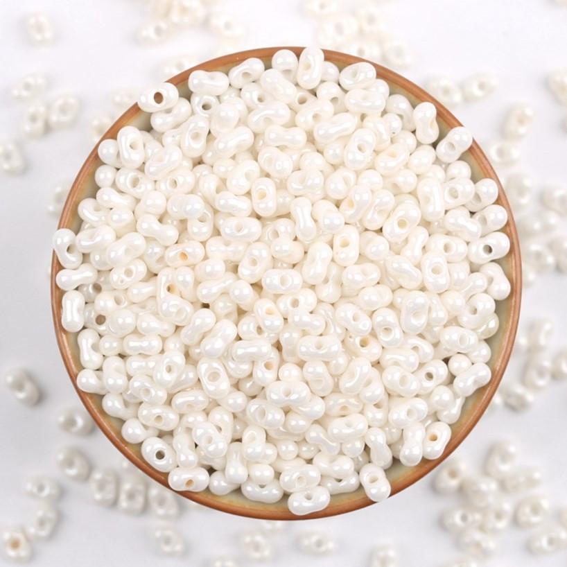 Бисер стеклянный в форме арахиса FARFALLE 6х4х3,2 мм 10 г Молочный блестящий (БР0604а31)