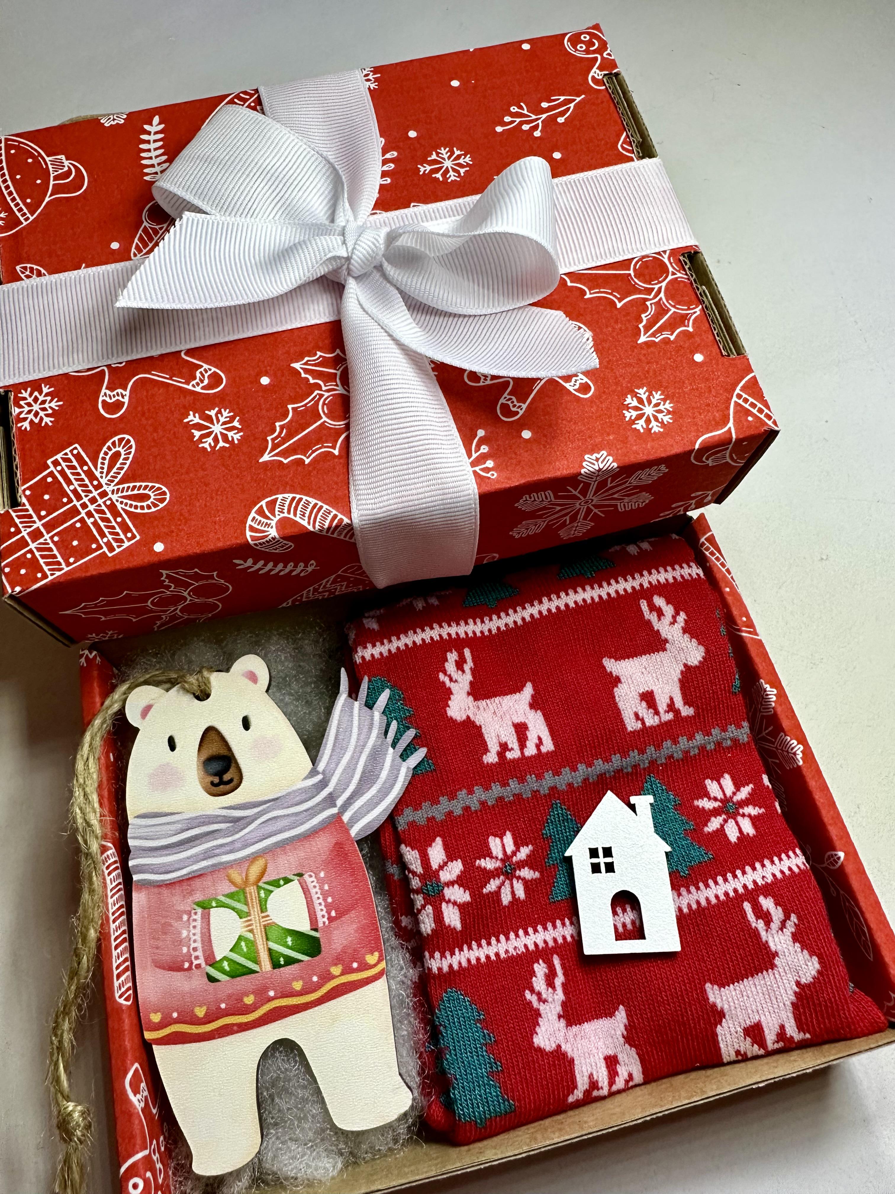 Набір подарунковий із новорічними шкарпетками та іграшкою - фото 8 Набір подарунковий із новорічними шкарпетками та іграшкою - фото 8