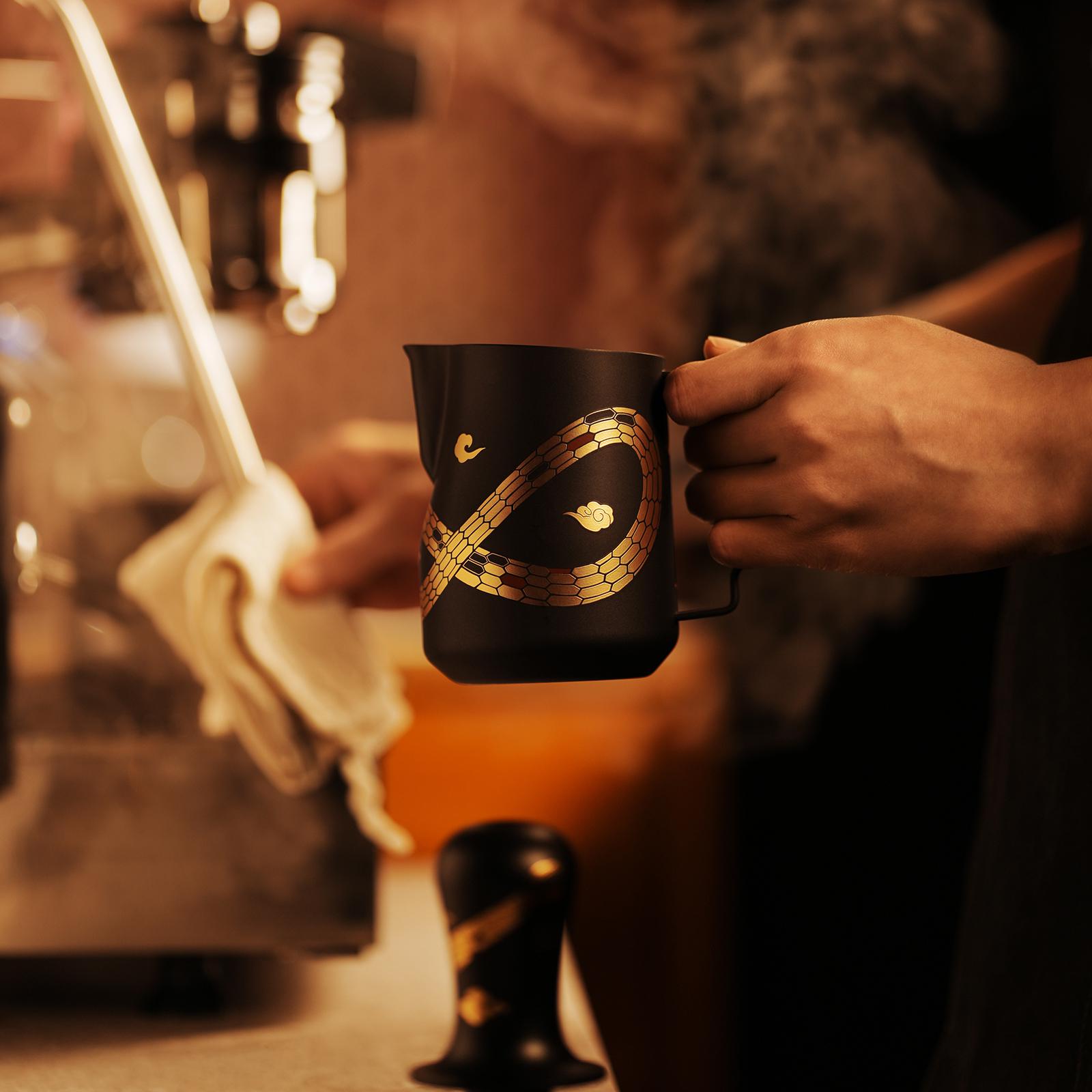 Питчер с ручкой для молока MHW-3BOMBER Turbo Snake Year Limited Edition 450 мл (P6016S-OS) - фото 4