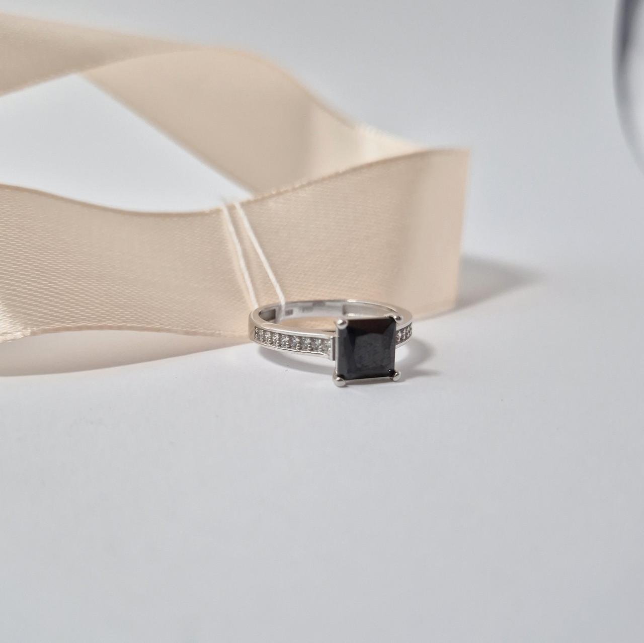 Кольцо квадрат с черным камнем серебро 925 пробы родированное 2,87 г р. 18 (439к)