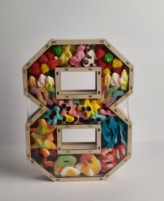 Подарочный набор Цифра 8 VIP коробка в форме цифры со сладостями Trolli для детей и взрослых 1050 г