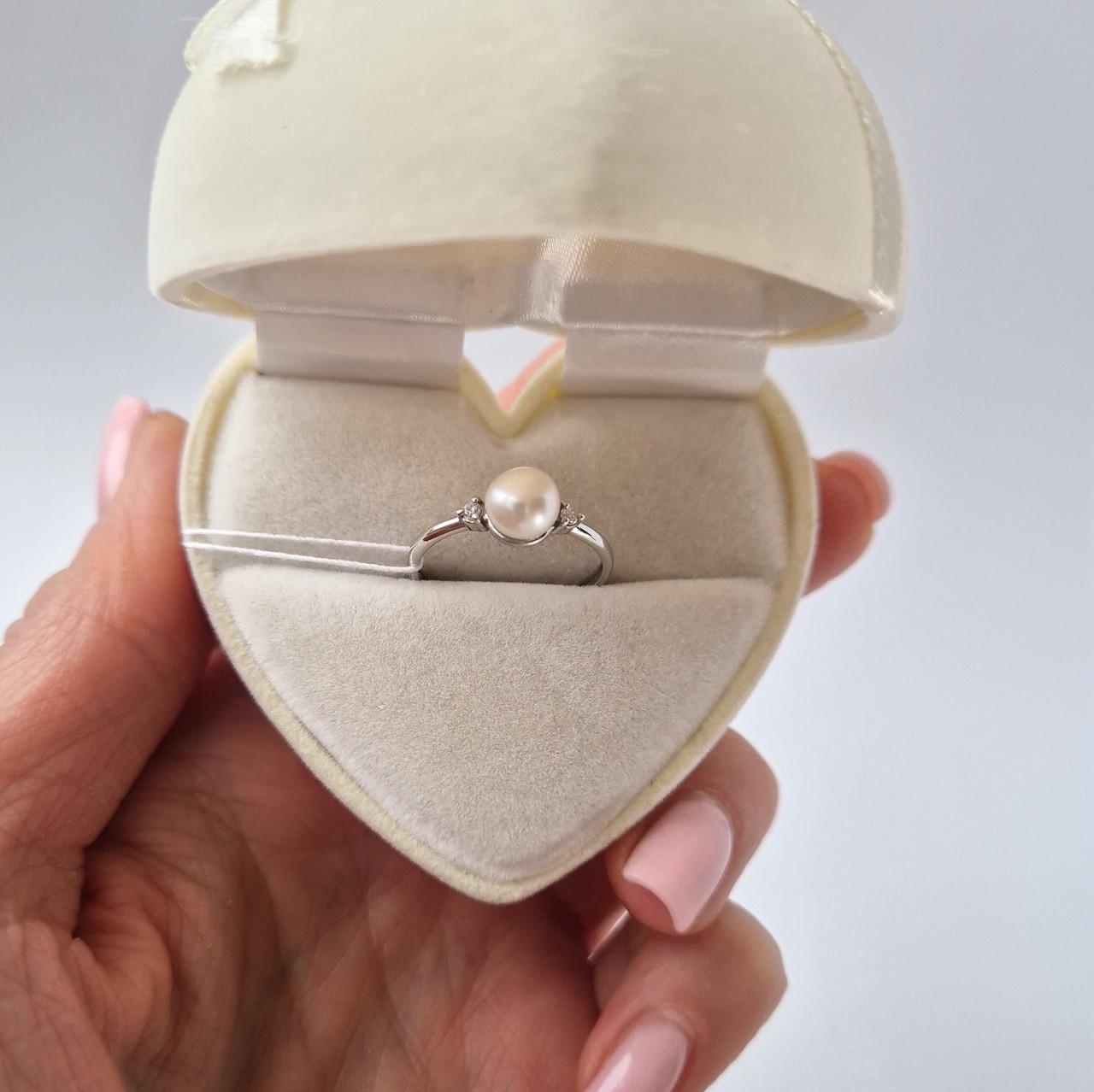 Каблучка із білою перлиною срібло 925 проби родоване 1,42 г р. 17,5 (81159б) - фото 3 Каблучка із білою перлиною срібло 925 проби родоване 1,42 г р. 17,5 (81159б) - фото 3