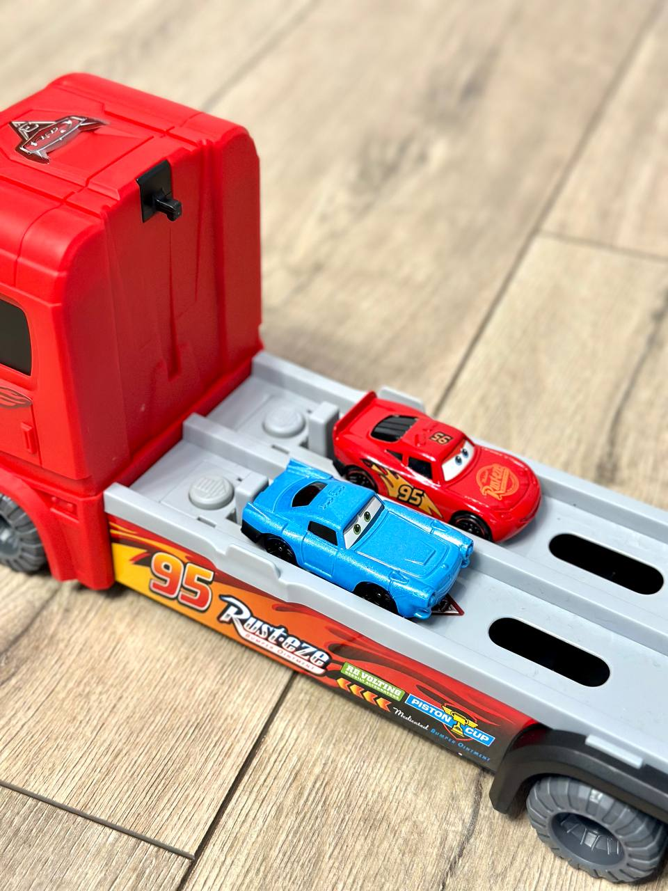 Набір машинок автовоз Fun Game MH 152 трейлер-автомагістраль 1,65 м з 2 машинками (2501218344) - фото 4 Набір машинок автовоз Fun Game MH 152 трейлер-автомагістраль 1,65 м з 2 машинками (2501218344) - фото 4