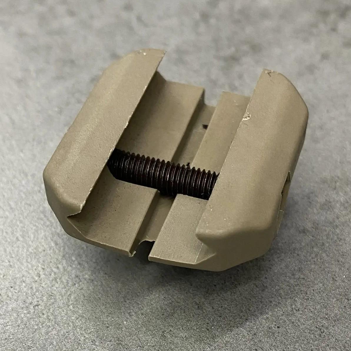 Гнездо посадочное под антабку DLG Tactical QD DLG-158 на Пикатинни Койот (241870) - фото 2 Гнездо посадочное под антабку DLG Tactical QD DLG-158 на Пикатинни Койот (241870) - фото 2