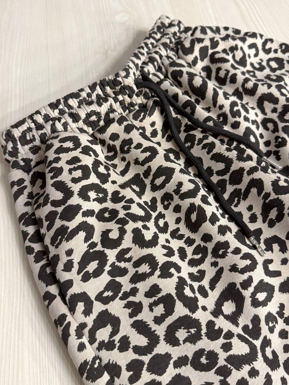 Костюм женский W 9231 худи с брюками палаццо леопардовый принт флис S Коричневый (2808) - фото 7 Костюм женский W 9231 худи с брюками палаццо леопардовый принт флис S Коричневый (2808) - фото 7