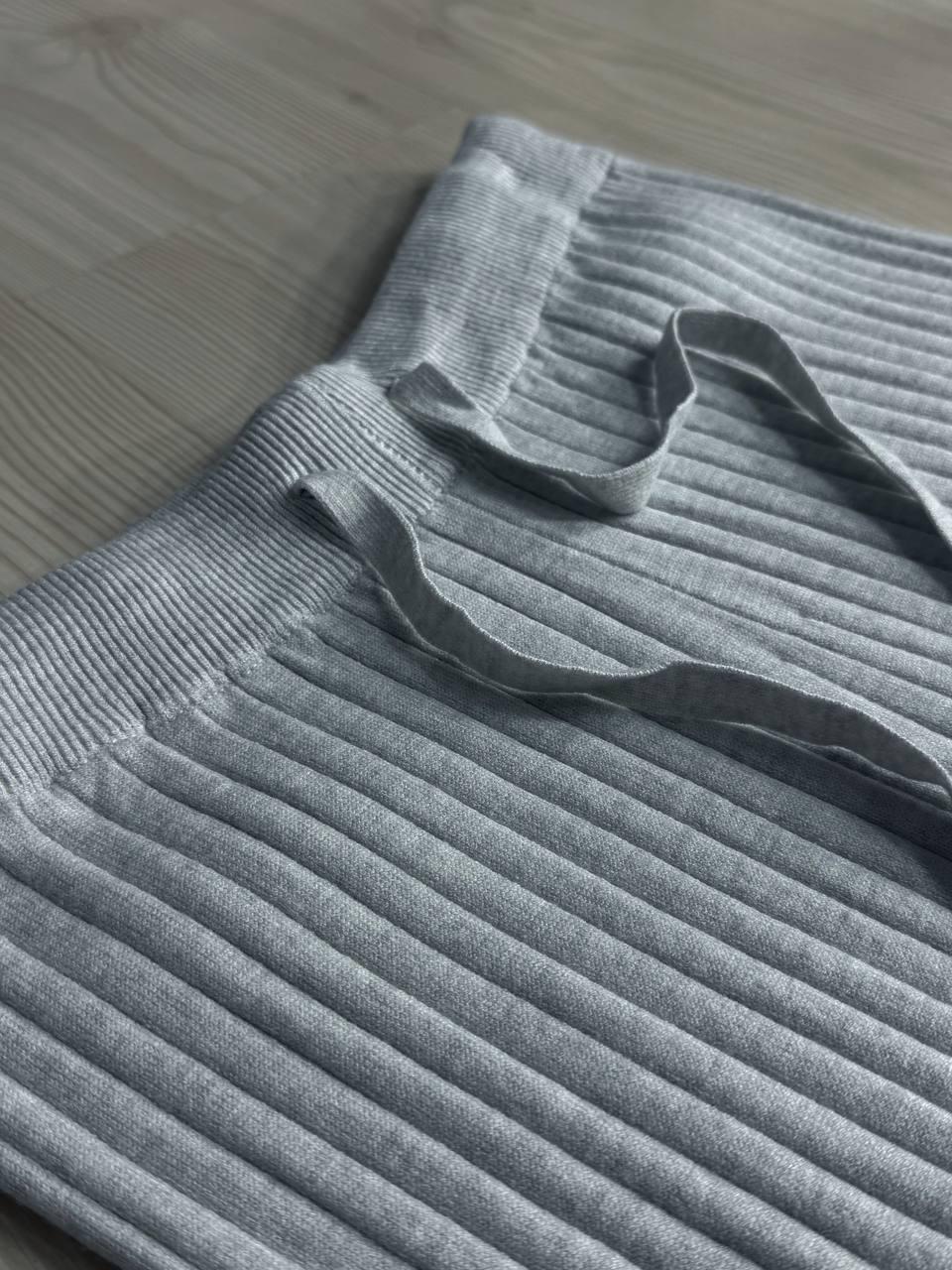 Костюм женский Joy One 376 вязаный в рубчик с кофтой на молнии и брюками палаццо OS Серый (5597) - фото 4 Костюм женский Joy One 376 вязаный в рубчик с кофтой на молнии и брюками палаццо OS Серый (5597) - фото 4